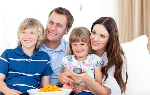 Famiglia sorridente che guarda TV