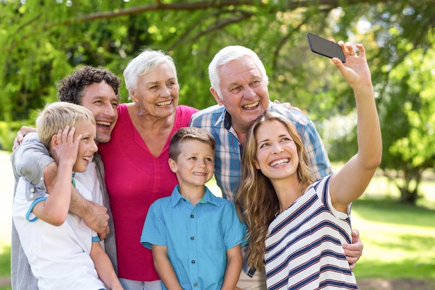 Famiglia sorridente che prende selfie