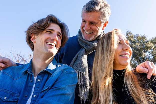 Famiglia sorridente che si gode il fine settimana in una giornata di sole