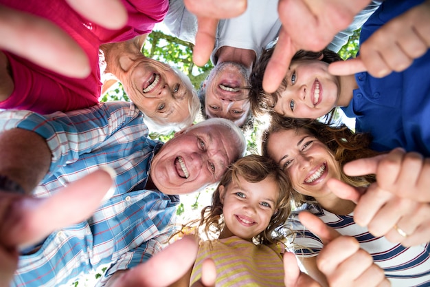 Famiglia sorridente che sta in un cerchio