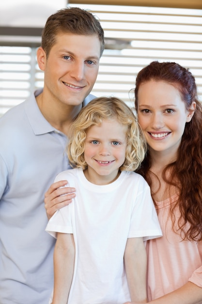 Famiglia sorridente che sta nella cucina