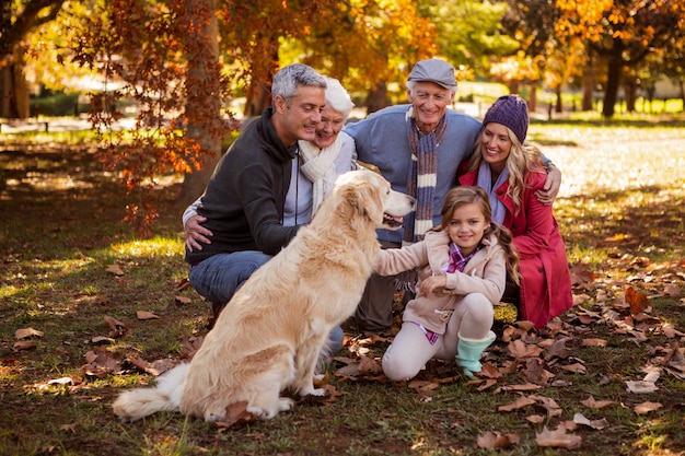 Famiglia sorridente con il loro cane