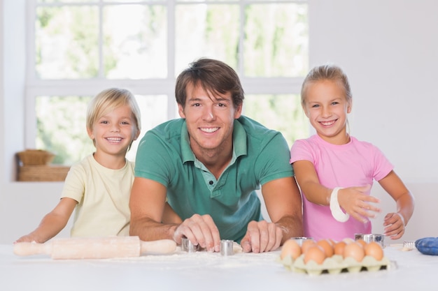 Famiglia sorridente con strumenti di cottura