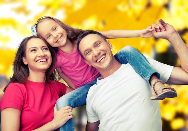 Famiglia sorridente felice con la figlia sullo sfondo