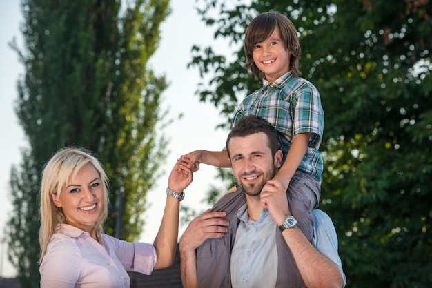 Famiglia sorridente in posa