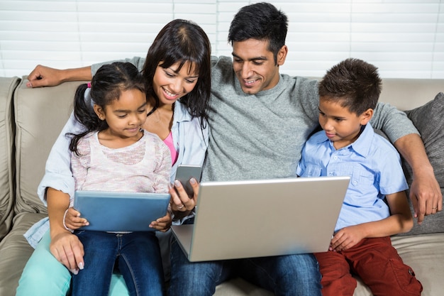 Famiglia sorridente sul divano