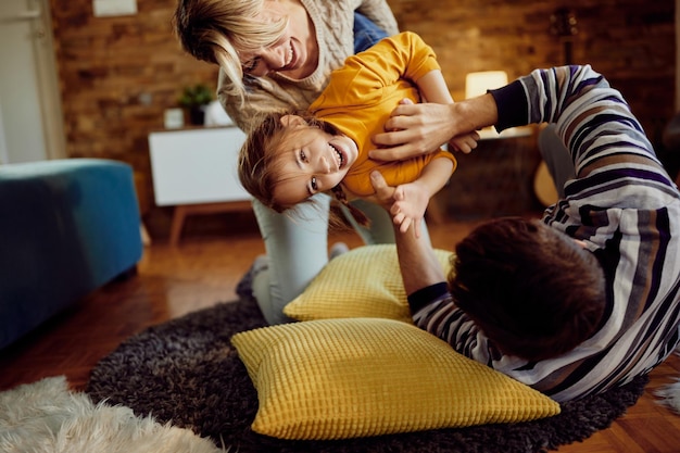 Famiglia spensierata che si diverte mentre gioca a casa