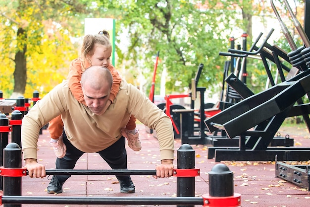 Famiglia sportiva su attività all'aperto con simulatori