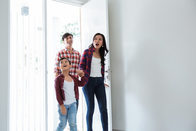 Famiglia stupita dalla loro nuova casa