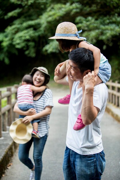 Famiglia su un ponte genitori e figli trasportati