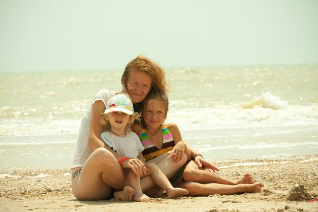 Famiglia su una spiaggia