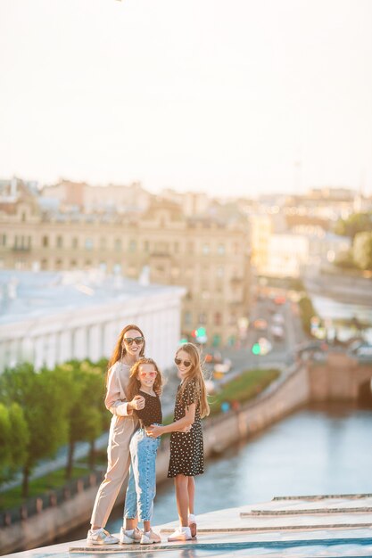 Famiglia sul tetto che gode con la vista di bello tramonto a San Pietroburgo in Russia