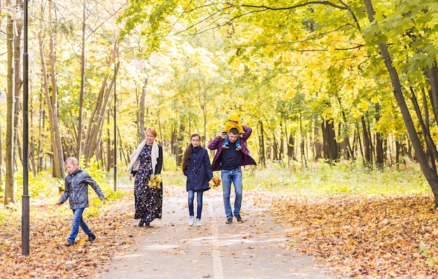 Famiglia sulla passeggiata in campagna nella natura autunnale