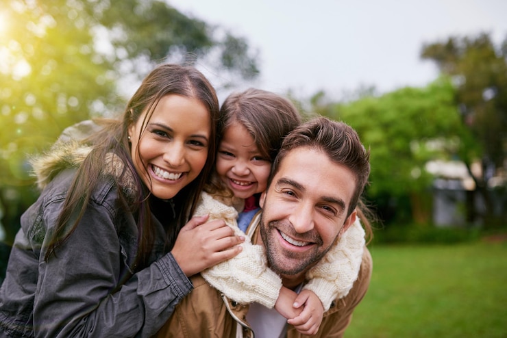 Foto famiglia sulle spalle e ritratto del parco con una mamma papà e una ragazza insieme con felicità e sorriso viso all'aperto e vacanze estive di una madre padre e figlio con amore genitoriale e cura dei bambini