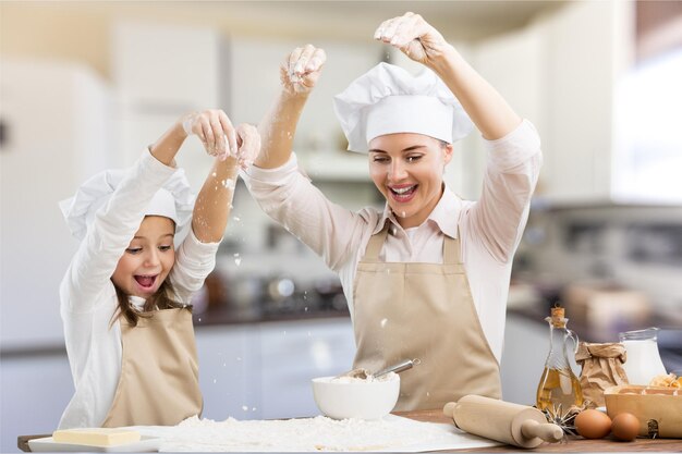 Famiglia torta di farina cucina bambino madre mamma