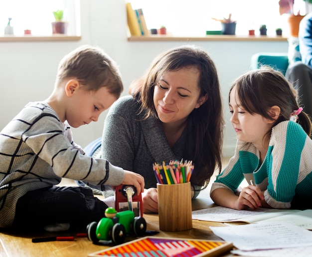 Famiglia trascorre il tempo felicità vacanza insieme