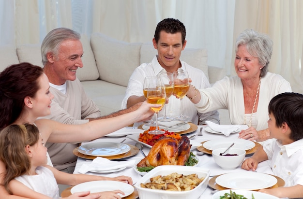 Famiglia tusting con vino in una cena