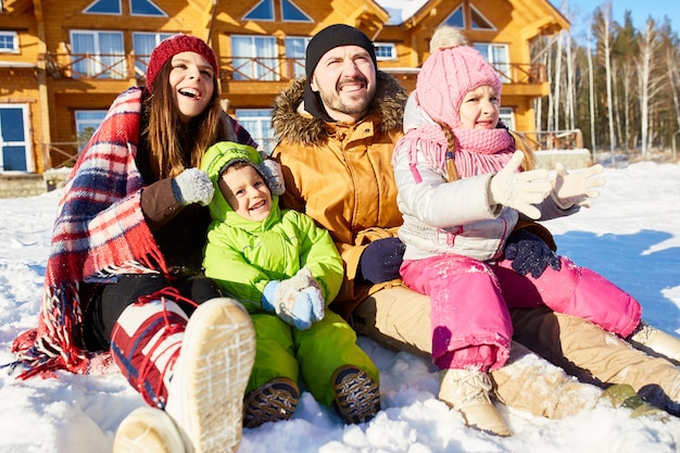 Famiglia unita nel fine settimana invernale