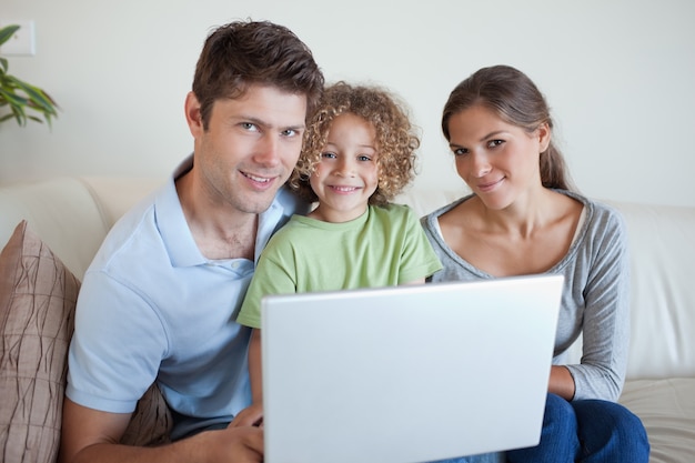 Famiglia usando un notebook