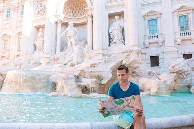 Famiglia vicino a Fontana di Trevi, Roma, Italia. Il padre felice gode della vacanza italiana in Europa.