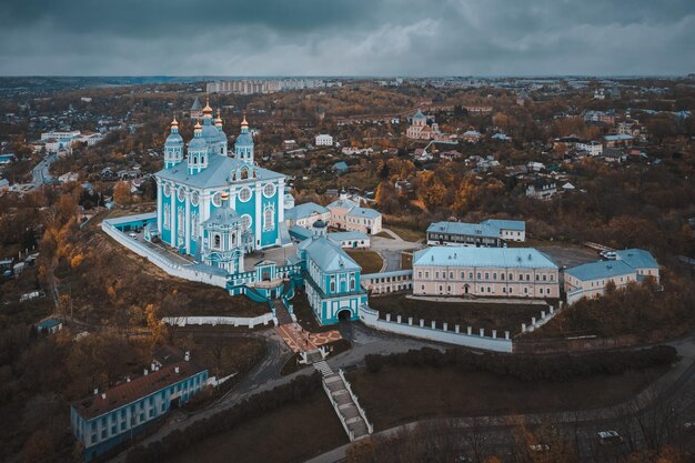 Famosa Cattedrale di Smolensk dalla natura aerea d'autunno Chiesa Attrazione Paesaggio