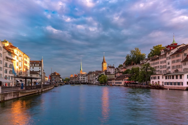 Famosa chiesa fraumunster chiesa di san pietro e fiume limmat al tramonto nel centro storico di zurigo la la...