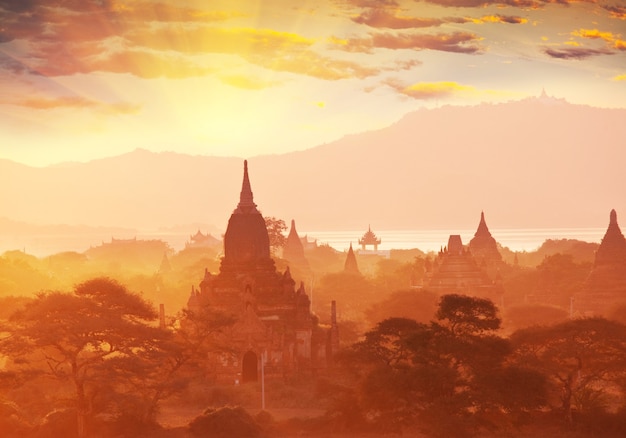 Famosa città antica Bagan al tramonto in Myanmar