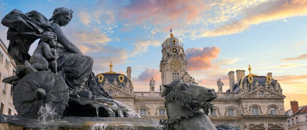 Famosa Fontaine des Terreaux al tramonto