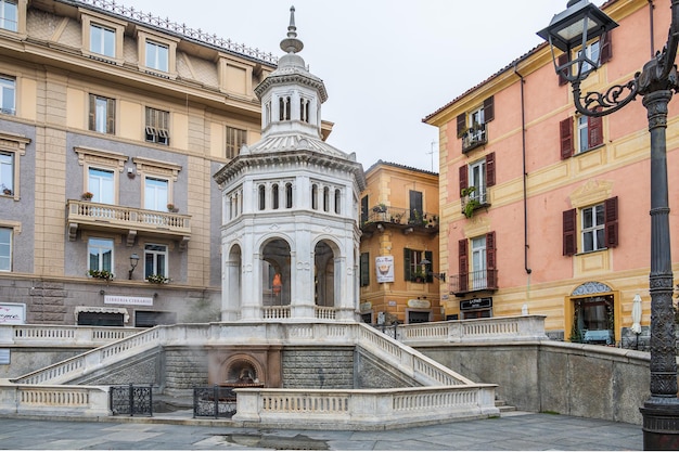 Famosa fontana costruita nel 1879 sulla sorgente termale chiamata La Bollente nel centro storico di Acqui Terme, Piemonte, Italy