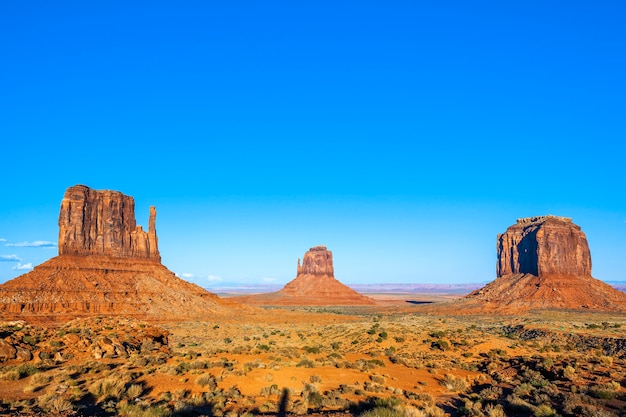 Famosa Monument Valley con cielo blu, USA