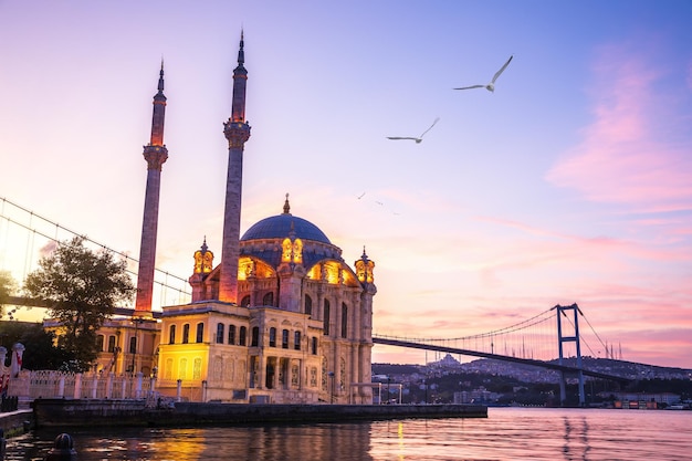 Famosa Moschea Ortakoy all'alba Istanbul Turchia