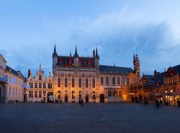 Famosa piazza Burg di notte, Brugge, Belgio