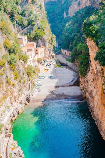 Famosa spiaggia del fiordo di furore vista dal ponte