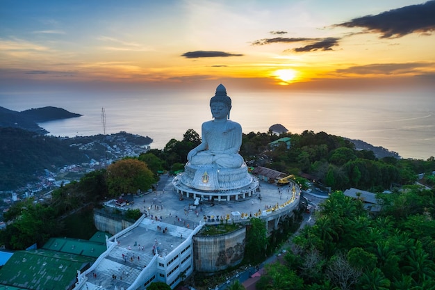 Famosa statua bianca del grande Buddha sulla cima della collina a Phuket