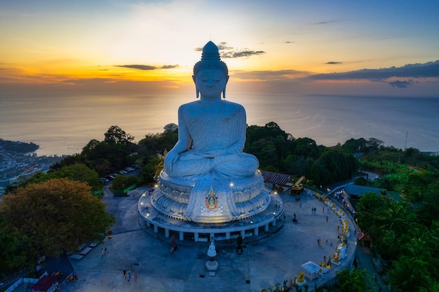 Famosa statua bianca del grande Buddha sulla cima della collina a Phuket