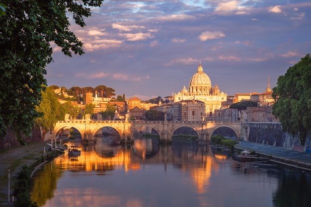 Famosa vista citiscape della basilica di San Pietro a Roma