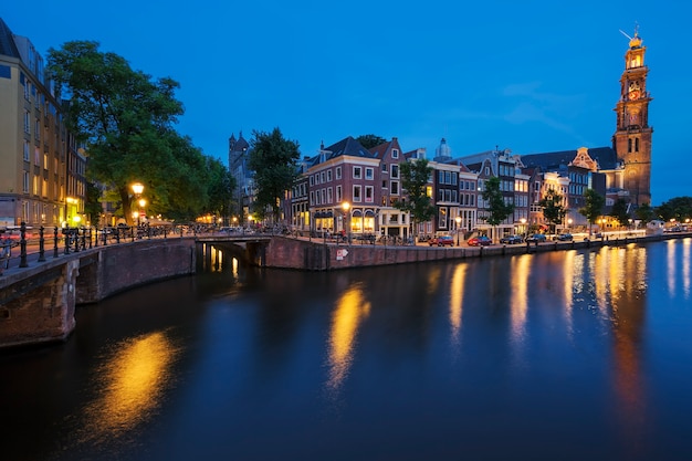 Famosa vista del canale di Amsterdam di notte. Olanda