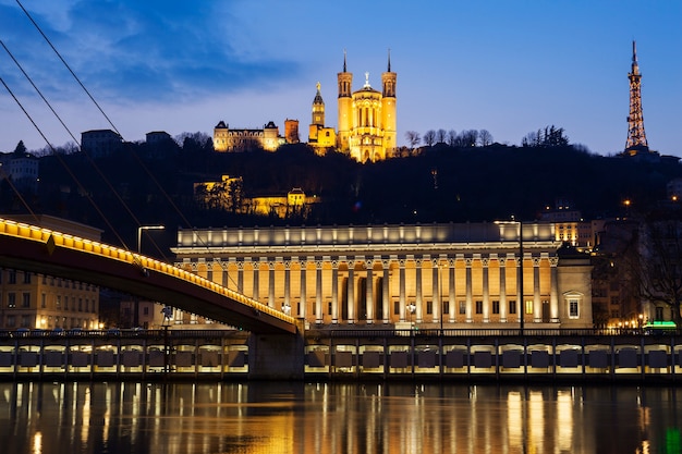 Famosa vista del fiume Saone a Lione di notte, Francia