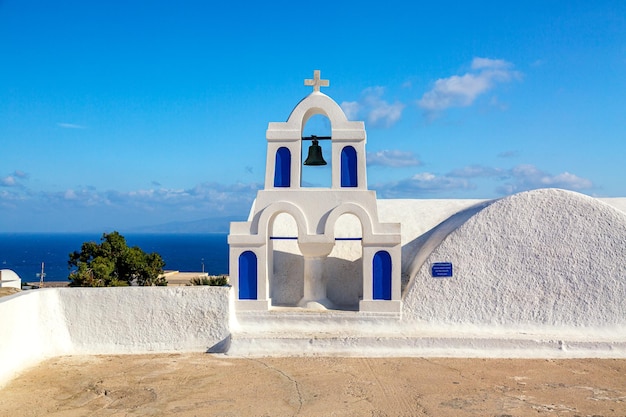 Famosa vista iconica di Santorini Chiesa della Santissima Trinità Agia Triada nel villaggio di Oia isola di Santorini in Grecia