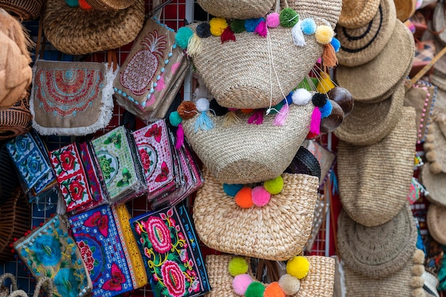 Famose borse ecologiche in rattan balinese in un mercato di souvenir locale sulla strada a Ubud Bali Indonesia Artigianato e negozio di souvenir