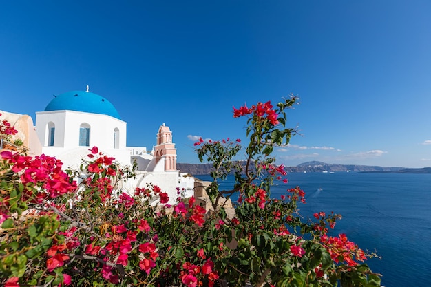 Famose chiese a cupola blu a Oia Santorini Grecia al mattino Architettura bianca