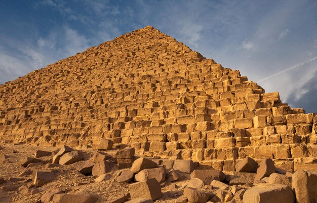 Famose grandi piramidi di Giza nel deserto di sabbia al Cairo