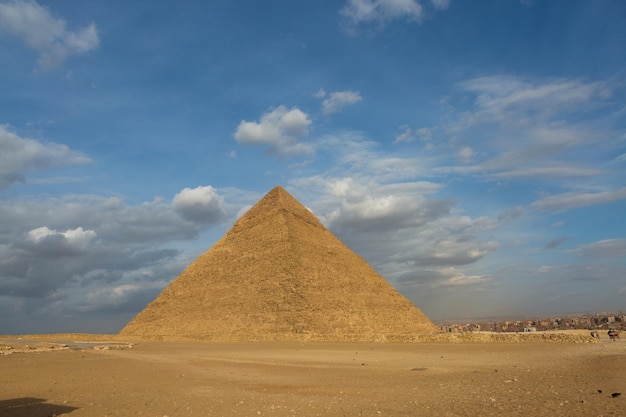Famose grandi piramidi di Giza nel deserto di sabbia al Cairo