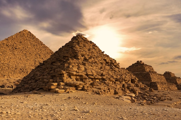 Famose grandi piramidi di Giza nel deserto di sabbia al Cairo