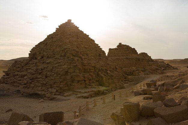 Famose grandi piramidi di Giza nel deserto di sabbia al Cairo