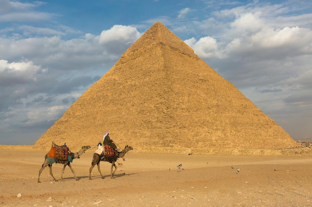 Famose grandi piramidi di Giza nel deserto di sabbia al Cairo