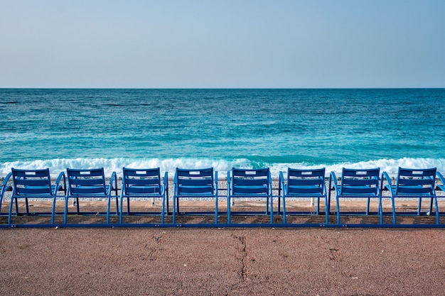 Famose sedie blu sulla spiaggia di Nizza Francia