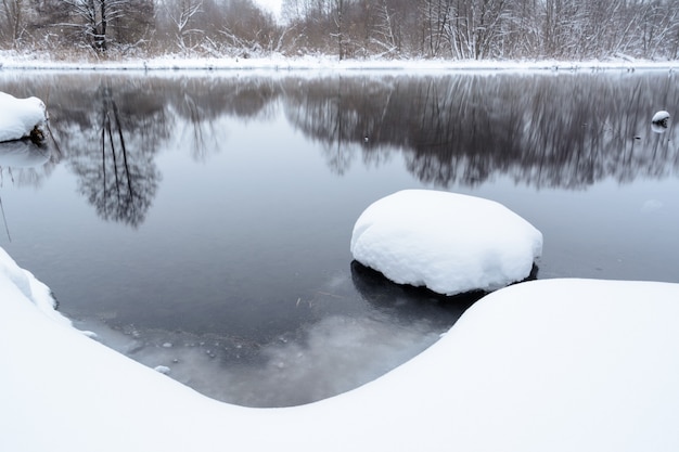 Famosi laghi blu di origine carsica. I laghi blu non si congelano in inverno e si nutrono di acque sotterranee. I laghi d'acqua e di fango stanno guarendo da una varietà di malattie. Laghi Russia, Kazan. Paesaggio invernale.