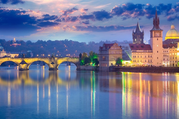 Famosi monumenti di Praga di notte con la città illuminata e il bellissimo cielo al tramonto Europa ceca