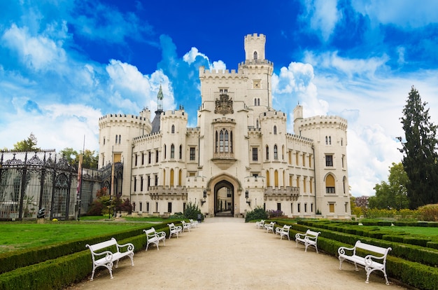 Famoso castello ceco Hluboka nad Vltavou, edificio medievale con un bellissimo parco, viaggio all'aperto sfondo europeo